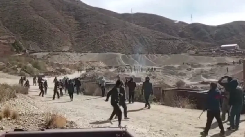NOTICIA: Bloqueos, enfrentamientos y heridos marcan una jornada de caos en Llallagua Bloqueos, enfrentamientos y heridos marcan una jornada de caos en Llallagua