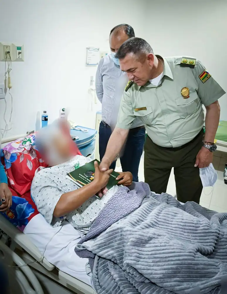 NOTICIA: Bomberos de la Policía Boliviana reciben condecoración al valor tras heroico combate de incendio en Santa Cruz Bomberos de la Policía Boliviana reciben condecoración al valor tras heroico combate de incendio en Santa Cruz
