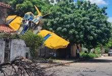 Cae avioneta sobre una vivienda en Santa Cruz y evacuan de emergencia al piloto