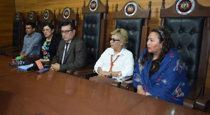 NOTICIA: Diputada denuncia presión de magistrados autoprorrogados Diputada denuncia presión de magistrados autoprorrogados
