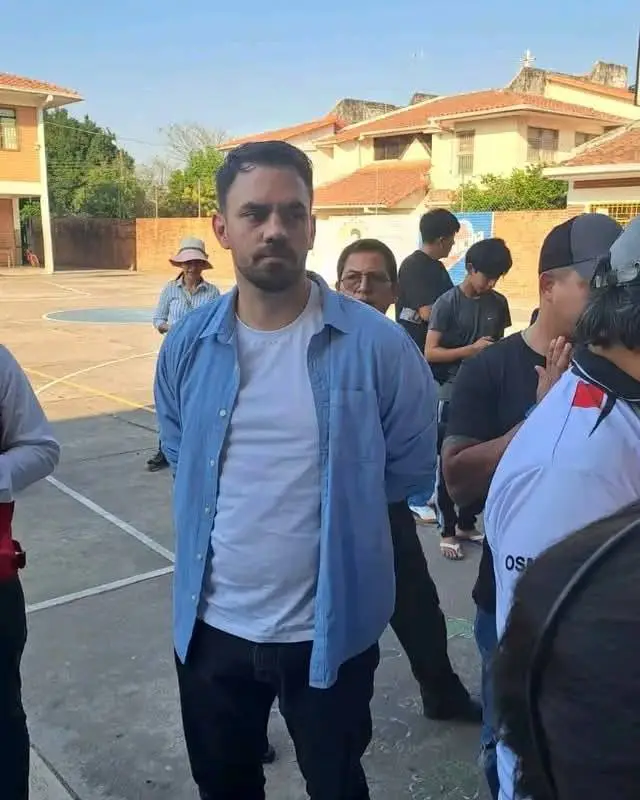 NOTICIA: Eduardo Del Castillo votó en el Colegio Cáritas de Santa Cruz Eduardo Del Castillo votó en el Colegio Cáritas de Santa Cruz