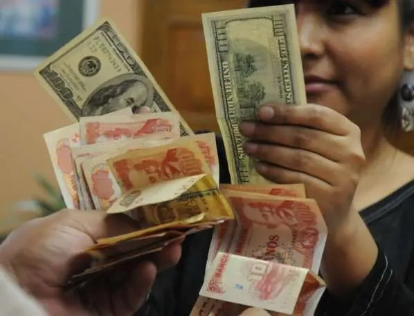 NOTICIA: El dólar supera los 19 bolivianos El dólar supera los 19 bolivianos