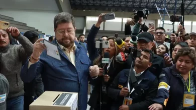 NOTICIA: Samuel Doria Medina Emitio su voto en el barrio de Achumani, zona sur de La Paz Samuel Doria Medina Emitio su voto en el barrio de Achumani, zona sur de La Paz