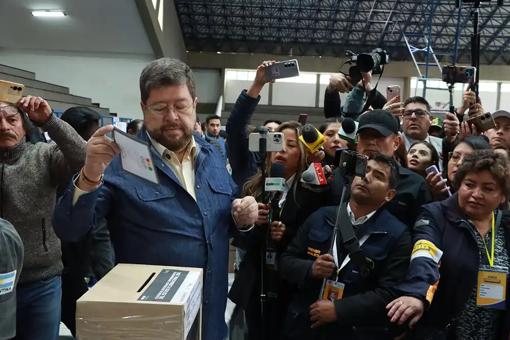 NOTICIA: Samuel Doria Medina Emitio su voto en el barrio de Achumani, zona sur de La Paz Samuel Doria Medina Emitio su voto en el barrio de Achumani, zona sur de La Paz