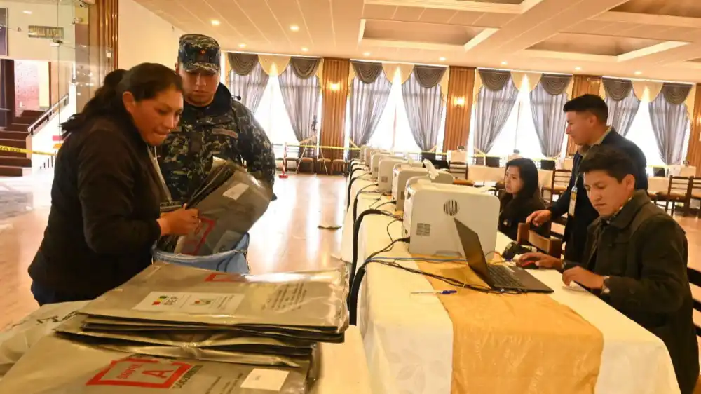 NOTICIA: Conteo oficial de votos: Pando alcanza el 100%, Oruro el 93% y Tarija el 65%; el resto de departamentos llega al 40% de avance Conteo oficial de votos: Pando alcanza el 100%, Oruro el 93% y Tarija el 65%; el resto de departamentos llega al 40% de avance